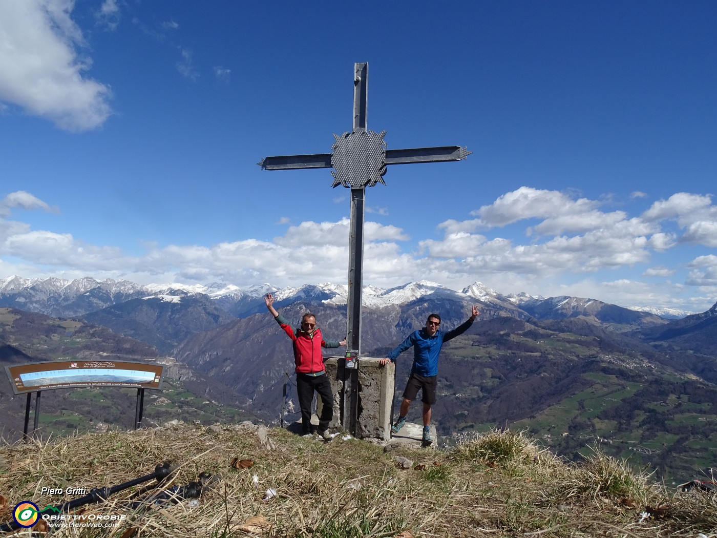 49 Alla croce del Pizzo Grande del Sornadello (1574 m) , per Raffaele la prima volta.JPG